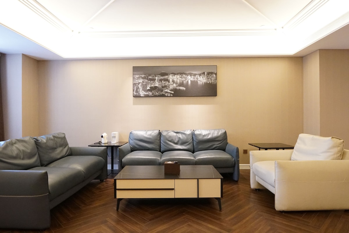 Una sala de estar moderna con un conjunto de sofá, una mesa de centro y un cuadro en la pared.