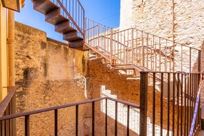 A staircase with metal railings leading to a stone wall. - Ses Rocasses - 8 minutes away from the beach (Santanyi)