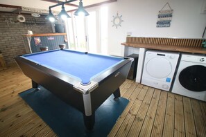 A pool table in a room with a washing machine and a laundry basket. - Moorehouse Holiday Let 3-Bed Bungalow (Lancashire)