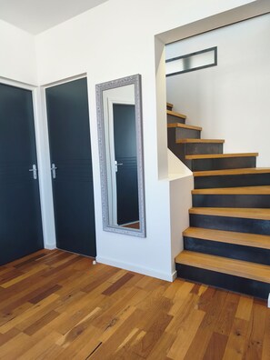 A staircase with wooden steps and a white wall. - La Maison de Jeanne - Maison familiale atypique à Brem sur mer (Brem-sur-Mer)