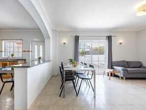 A modern apartment with a kitchen, dining area, and a living room. - The Sagres House - Village Pool Retreat (Sagres)