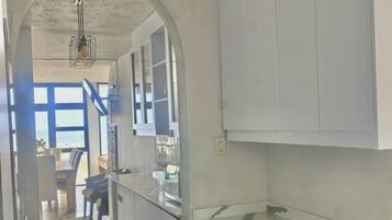 Apartment, 4 Bedrooms, Balcony | Laundry