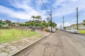 A residential street with houses, parked cars, and a clear sky. - Modern Hilo Hideaway - Gated Yard Gazebo (Hilo)