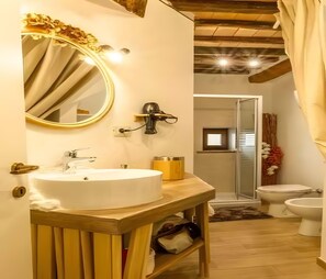 Bathroom - Il Rifugio di Spina – Holiday Home in a Rebuilt Medieval Village, Umbria (Spina)