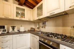 Private kitchen - Il Rifugio di Spina – Holiday Home in a Rebuilt Medieval Village, Umbria (Spina)