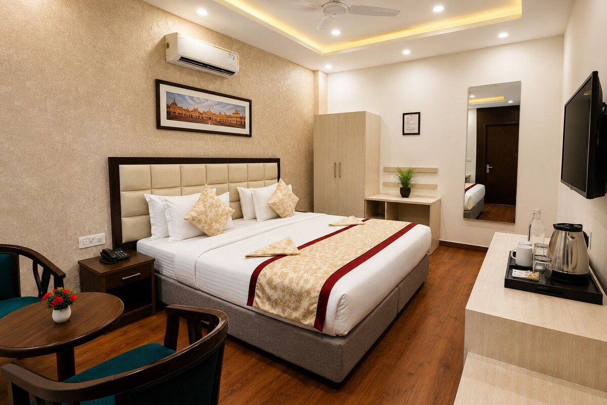 Superior Double or Twin Room | Peti besi dalam bilik, meja, ruang kerja komputer riba 