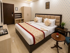 Superior Double or Twin Room | Peti besi dalam bilik, meja, ruang kerja komputer riba 