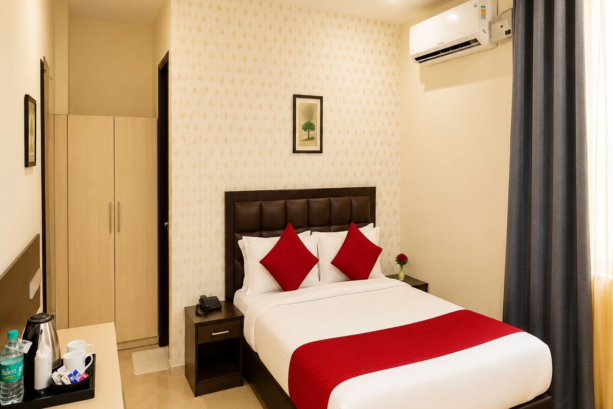 Basic Double Room | Peti besi dalam bilik, meja, ruang kerja komputer riba 