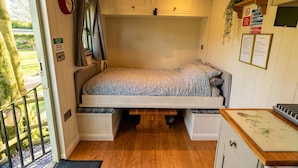 Room - Shepherd's Hut with Private Hot Tub & Moorland Views, Peak District (Upper Hulme)