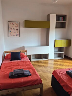 A room with a bed, a desk, and a bookshelf. - Due Passi di Blu: Your own little oasis of relaxation just a few steps from the sea in Anzio (Anzio)