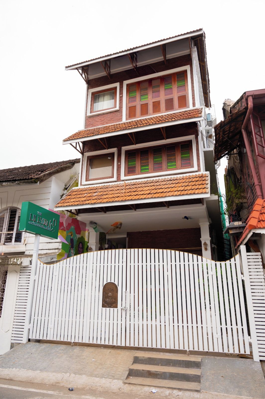 Un bâtiment à deux étages, avec une façade blanche et un toit recouvert de tuiles.
