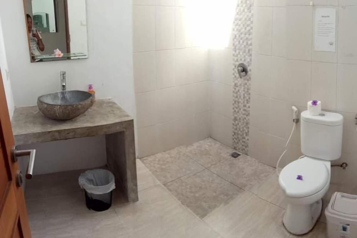 Phòng tập thể, quang cảnh hồ bơi | Phòng tắm | Khăn tắm, xà phòng, dầu gội, giấy vệ sinh 