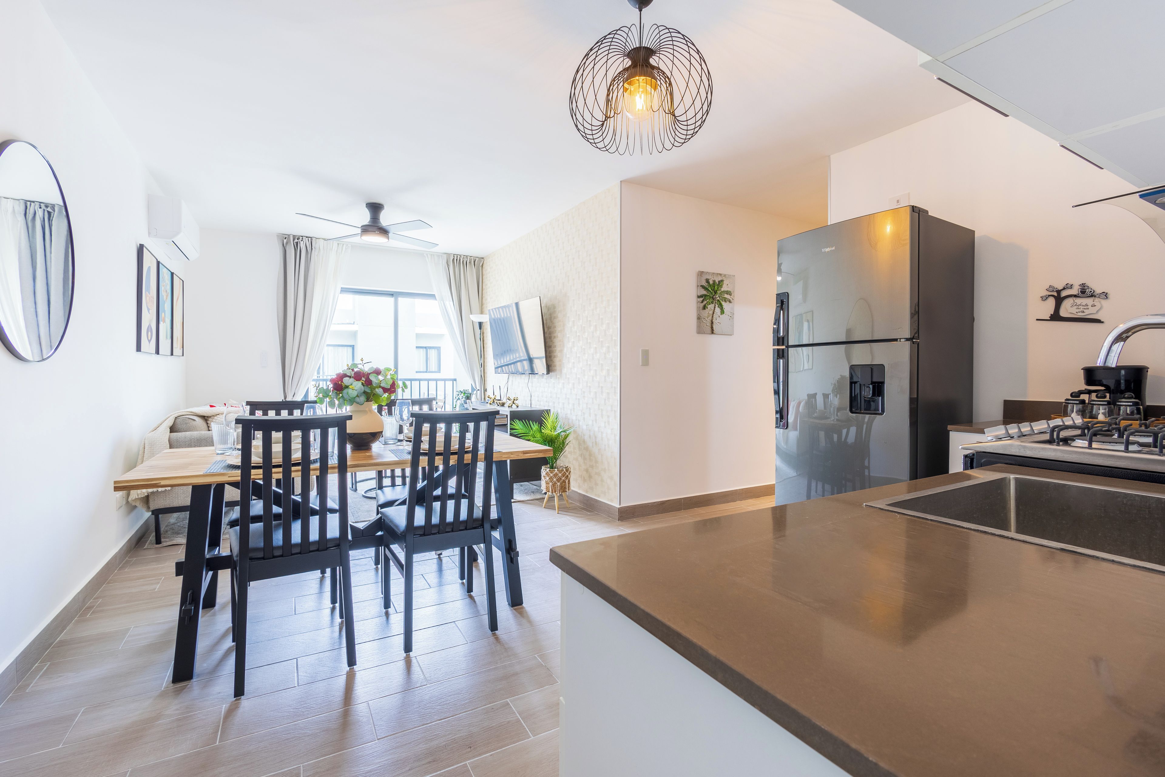 Een moderne keuken met een inbouw eiland, een koelkast en een koffieapparaat.