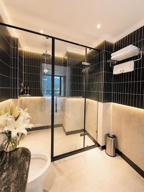 Shower, hair dryer, slippers, towels - Palais De Sapa Boutique Hotel (Sa Pa)