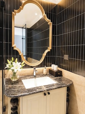 Shower, hair dryer, slippers, towels - Palais De Sapa Boutique Hotel (Sa Pa)