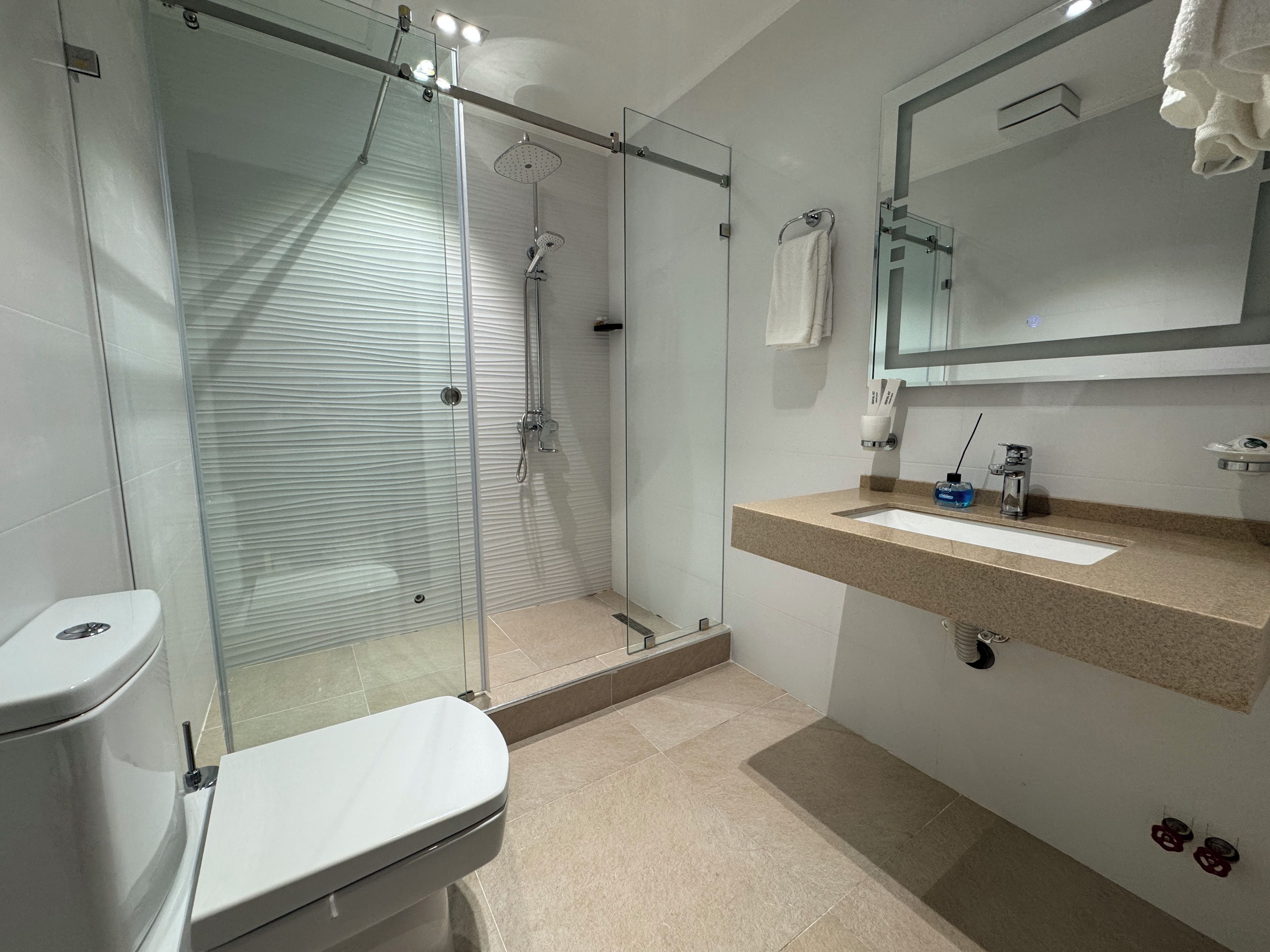 Standard Twin Room, City View | Bathroom