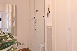 A bathroom with a white door, a mirror, and a telephone. - Il Nido di Artemisia - Relaxing Florentine home (Florence)