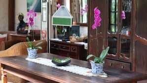 Een houten tafel met twee planten in potten en een decoratieve lamp.