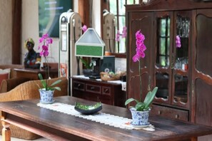 A wooden table with two potted plants and a decorative lamp. - Pousada Fazenda São Bento (Alto Paraíso de Goiás)