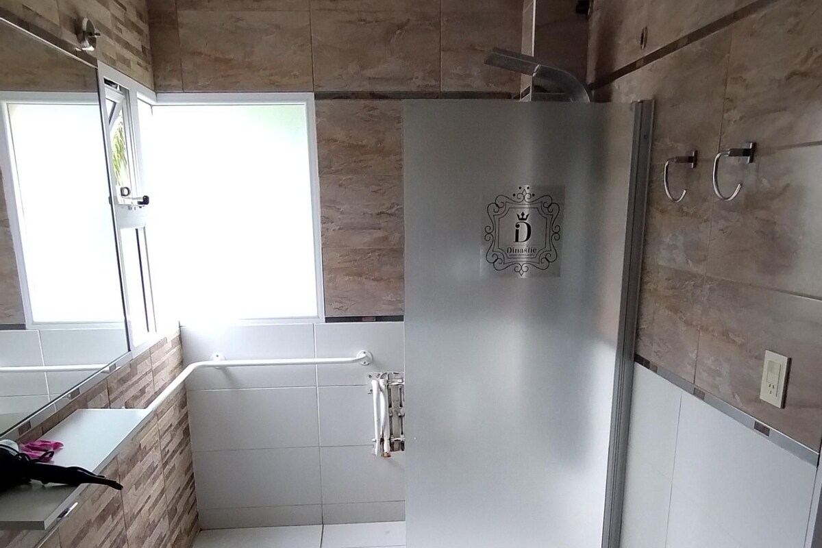 Secador de pelo, toallas, jabón, shampoo