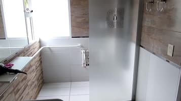 Un baño moderno con ducha, inodoro y lavabo.