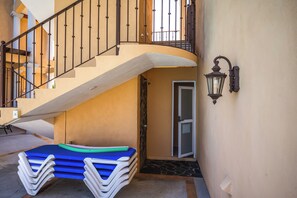 Eine Treppe mit Geländer und einer Tür am Fuß.