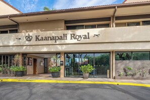 Ein Gebäude mit dem Schild 'Kaanapali Royal', das ein Hotel kennzeichnet.