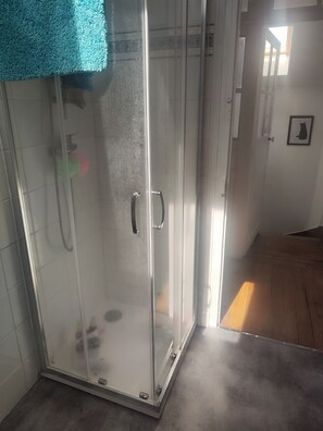 Bathroom - Vrbo Property (Eymoutiers)