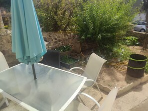 Outdoor dining - Vrbo Property (Eymoutiers)