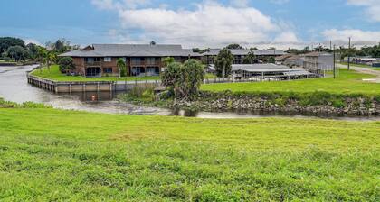 Lake Okeechobee Condo w/ Pool & Patio!