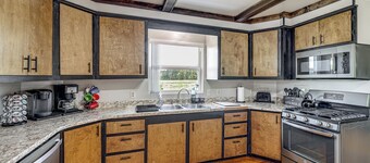 Fire Pit, Beautiful Wooded View, 70 Huntable Acres