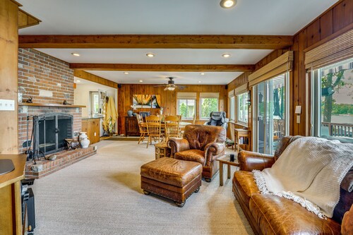 Fall Lakefront Retreat: Hot Tub & Casino Room