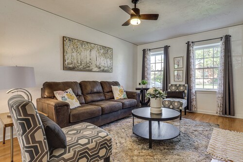 Walk to Park & Med Center: Pueblo Condo