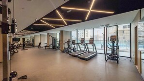 Una palestra con tapis roulant, cyclette e macchinari per l'allenamento con i pesi.