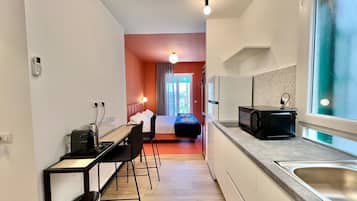 Deluxe Room, Balcony, City View | Private kitchen