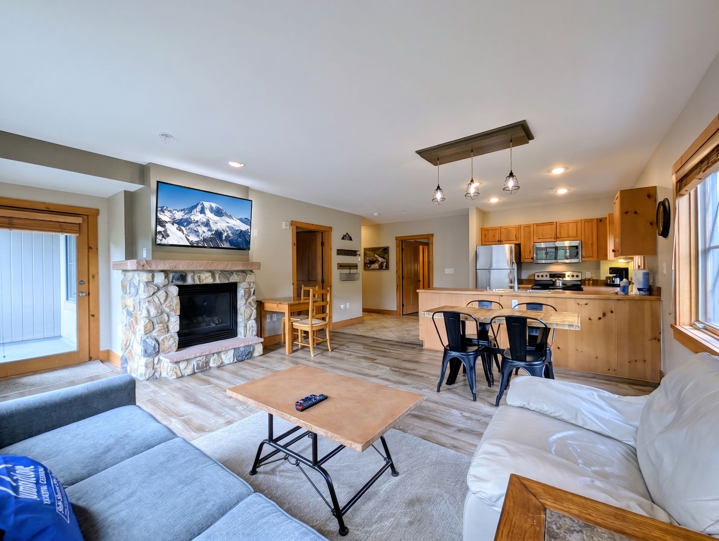 Smart TV, fireplace