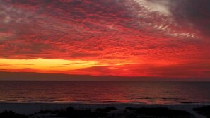 Ein Sonnenuntergang über dem Meer mit einem roten Himmel.