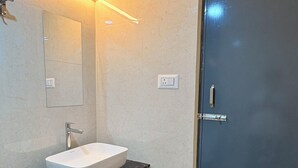 Shower, free toiletries, towels, soap - Sri Raj Residency (Kolar)