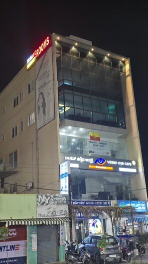 Un edificio de varios pisos con letreros que indican 'Blackrooms' y 'Vasan Eye Care'.