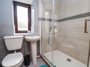Ein Badezimmer mit Toilette, Waschbecken und einer Duschkabine.