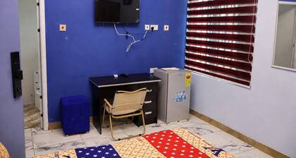 Pleasant 1-bedroom Queen with AC in vibrant Koforidua