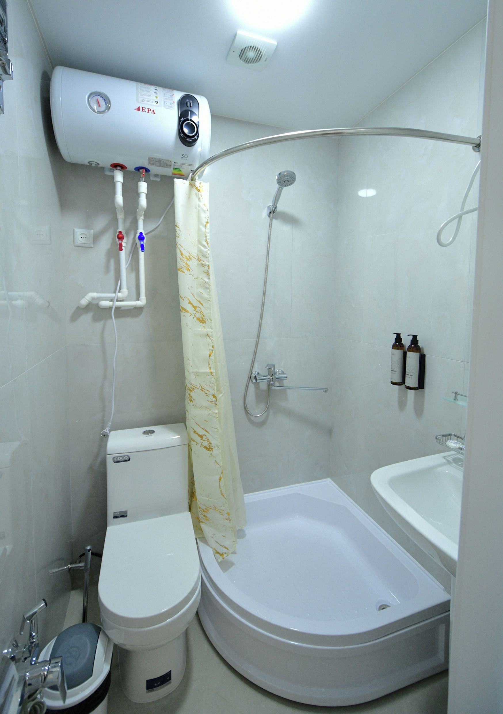 A bathroom with a toilet, a shower, and a bathtub.