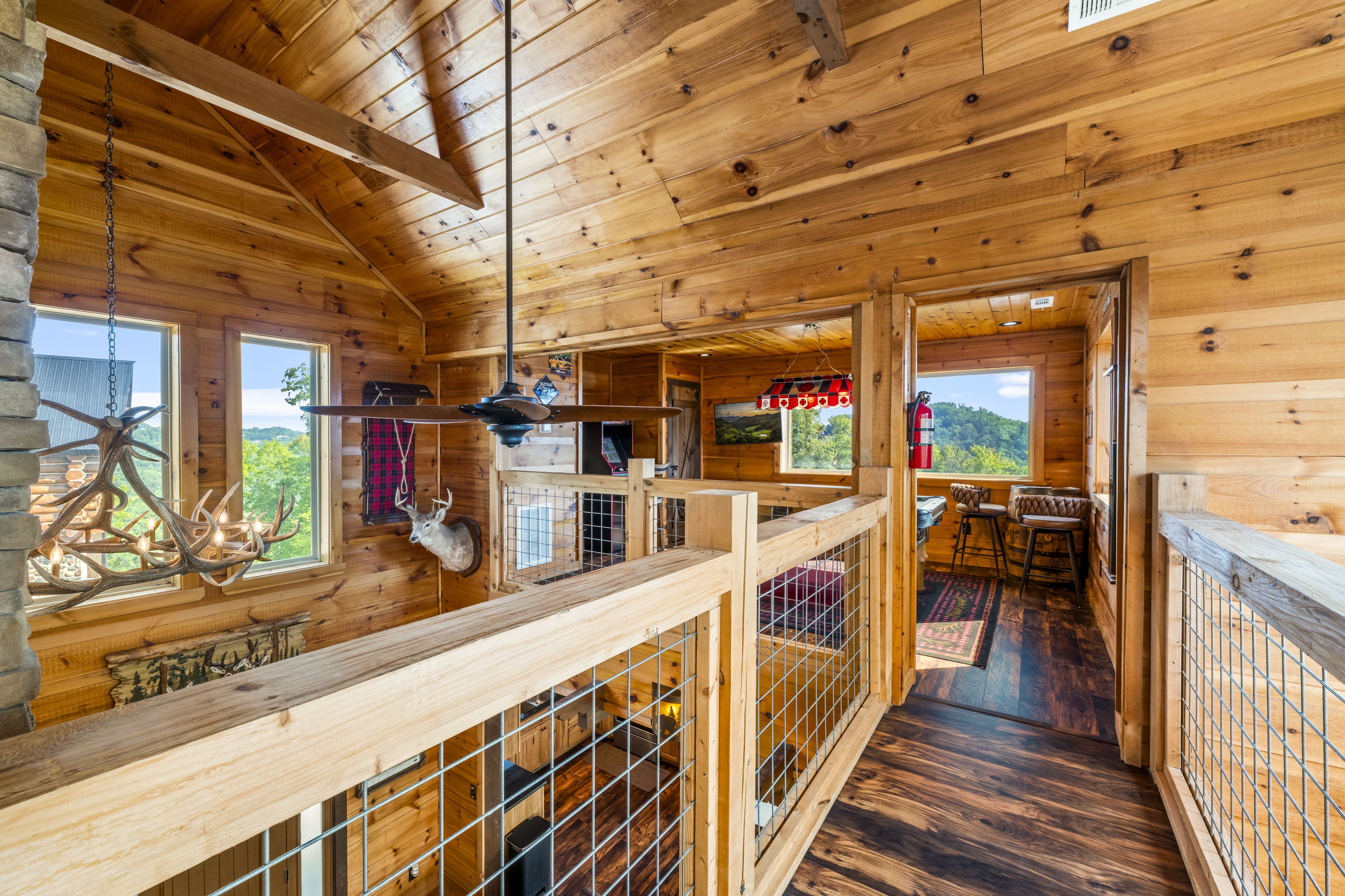 L’intérieur d’un chalet en bois comprend un coin repas, une cuisine et offre une vue sur l’extérieur.