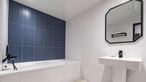 Deluxe Double Room | Bathroom - Hotel RIACE (Suwon)