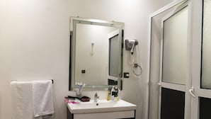 Quarto casal, vista para o pátio | Banheiro