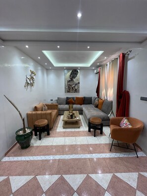 Una sala de estar moderna con un sofá modular, una mesa de centro y un jarrón decorativo.