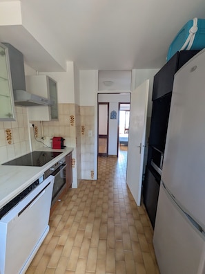 Uma cozinha equipada com fogão, forno e geladeira.