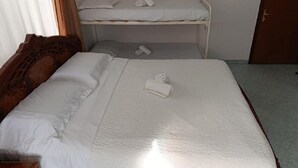 Basic Double Room, Balcony, Garden View - Rezidenca Pahumi  (Durrës)