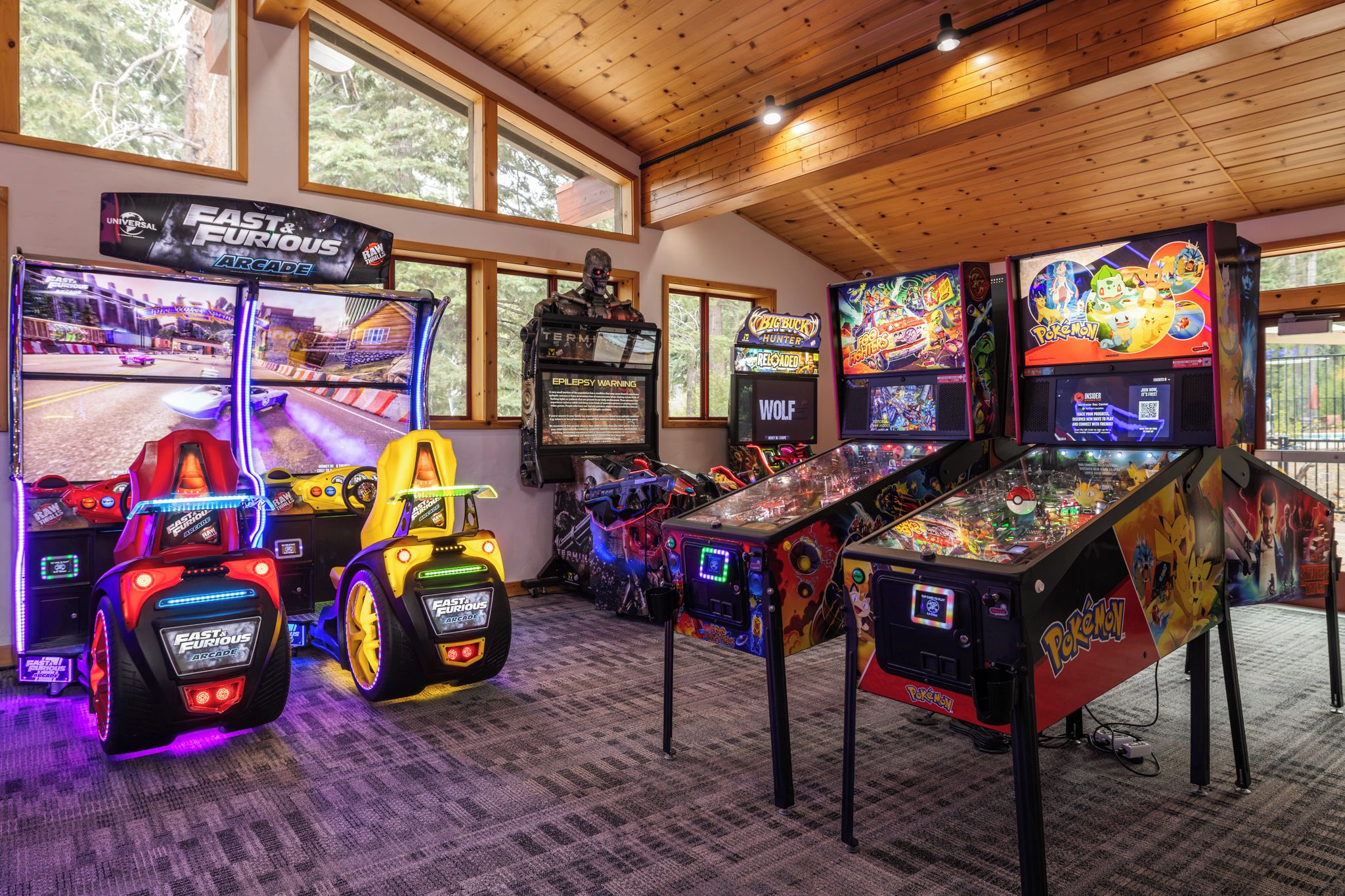 Una sala con juegos de arcade, incluyendo 'Fast & Furious Arcade' y 'Pokémon', y un juego de 'Wolf'.