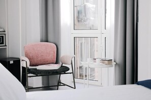 A modern hotel room with a bed, a small desk, a chair, and a window with curtains. - Six Luxury Rooms Quartieri Spagnoli (Naples)